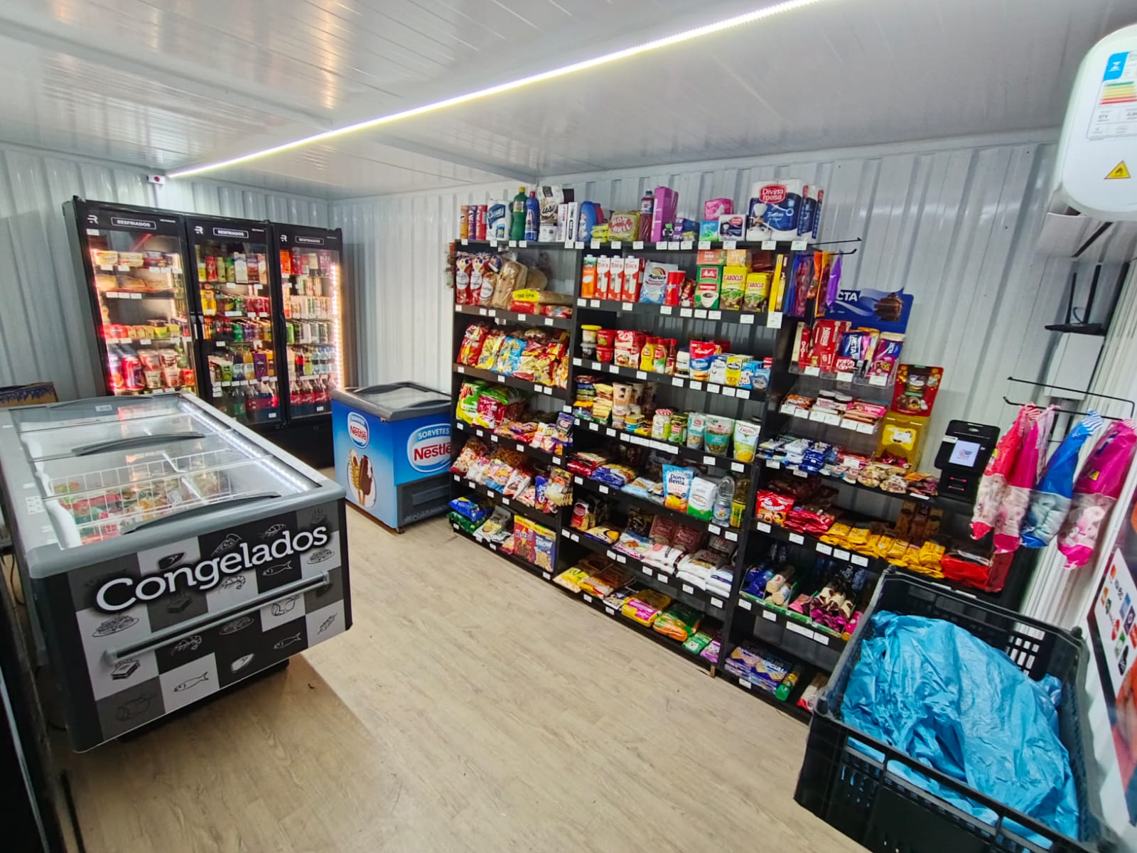 Mercado Flash real, com geladeiras e gôndolas abastecidas